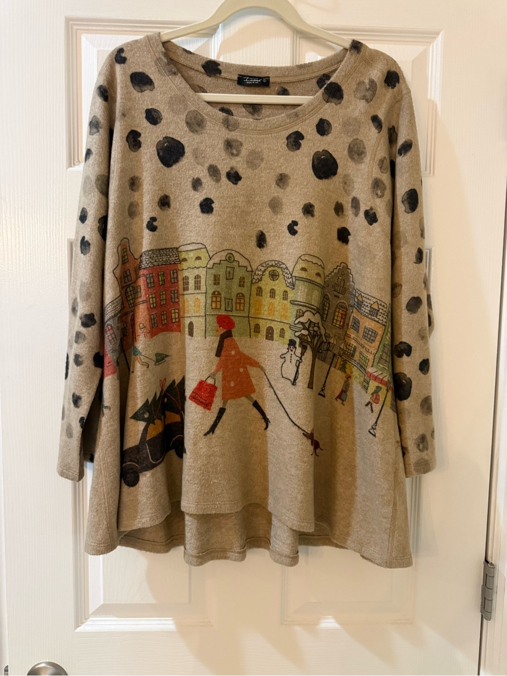 Inoah Christmas Print Beige Crewneck Sweater with City Motif and Dog